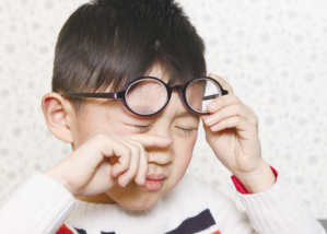 孩子近视了，到底配框架眼镜还是OK镜？